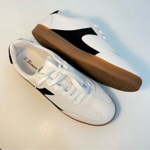 No Boundaries Fashion Sneakers woman’s black & white stylish neutral Sz 11 shoes